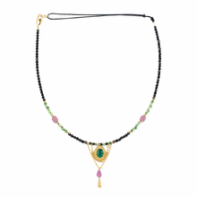 Cargar imagen en el visor de la galería, gargantilla de piedras pequeñas de ónix negro, zoisita, turmalina negra y ónix verde con cadena bañada en oro por Bechi Ulivi Jewels
