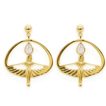 Cargar imagen en el visor de la galería, Pendientes de Isis con piedra luna blanca bañada en oro por Bechi Ulivi Jewels.
Gold-plated Isis earrings with white moonstone by Bechi Ulivi Jewels.
