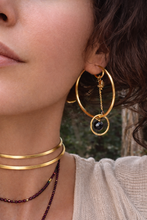 Cargar imagen en el visor de la galería, pendientes criollas grande onix negro por Bechi Ulivi Jewels
aros grande bañados en oro con piedra bola de ónix negro
