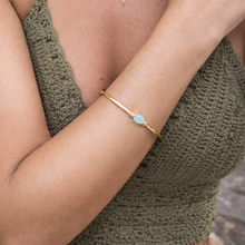 Cargar imagen en el visor de la galería, pulsera claudia calcedonia azul en modelo
pulsera fina dorada con calcedonia azul por Bechi Ulivi Jewels
