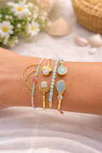 Cargar imagen en el visor de la galería, pulsera fina bañada en oro con amazonita en modelo
