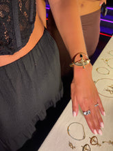 Cargar imagen en el visor de la galería, pulsera isis bañada en oro con onix negro en modelo por Bechi Ulivi Jewels
