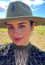 Cargar imagen en el visor de la galería, Pendientes Isis piedra luna arco iris
