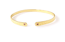 Cargar imagen en el visor de la galería, Esclava con cristal rosa con textura martillo, bañada en oro por Bechi Ulivi Jewels.
Cuff bracelete with pink crystal with hammer texture made by Bechi Ulivi Jewels.
