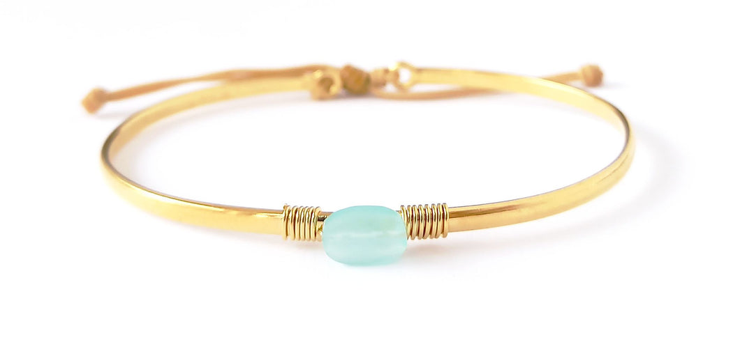 Pulsera fina bañada en oro con calcedonia rosa de Bechi Ulivi Jewels.
Thin gold-plated bracelet with blue chalcedony.