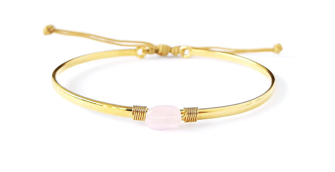 Pulsera fina bañada en oro con calcedonia rosa
Gold-plated thin bracelet with pink chalcedony