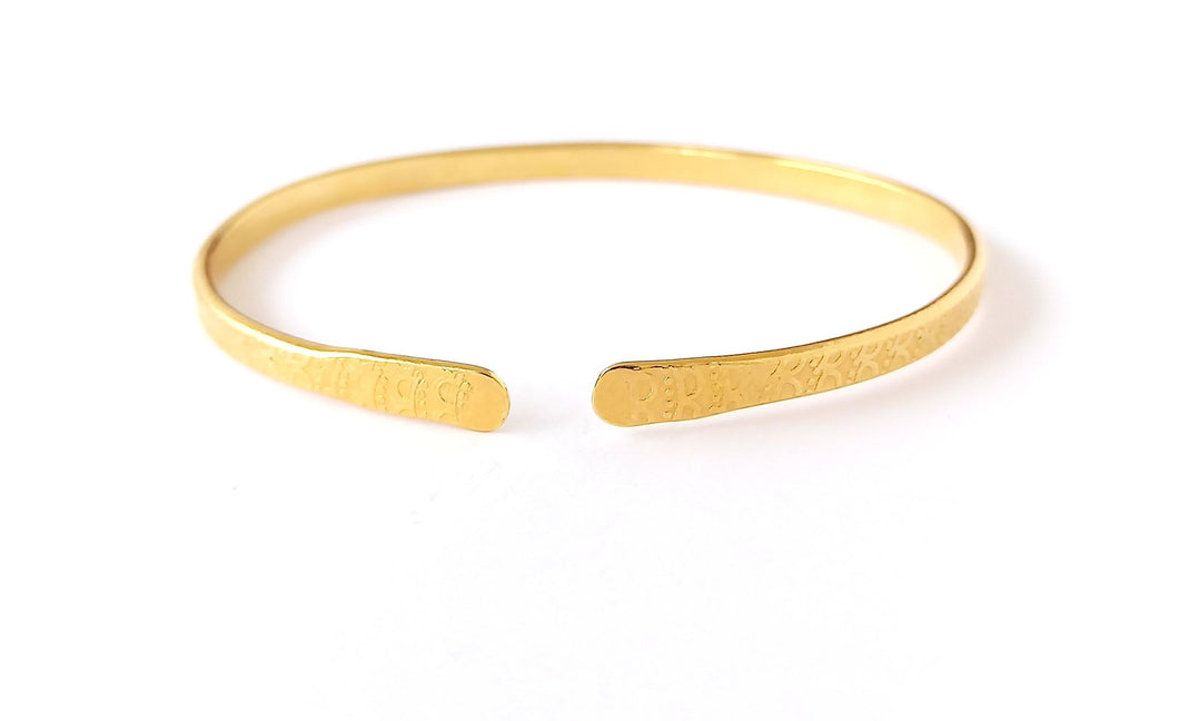 Esclava con textura étnica y bañada en oro hecha por Bechi Ulivi Jewels.
Gold-plate cuff bracelet made by Bechi Ulivi Jewels.